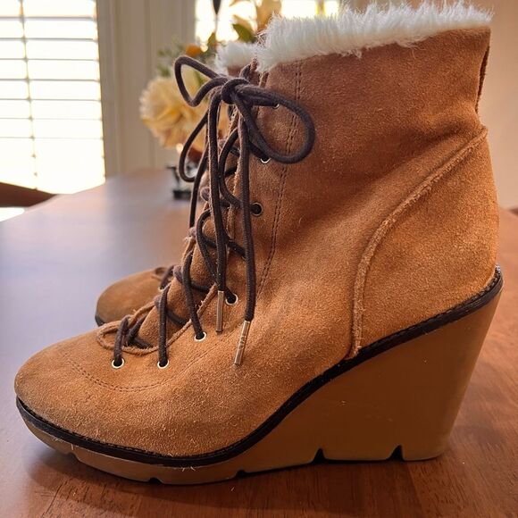 Michael Kors Lace Up Suede Sherpa Ankle Boots 4" Slim Wedge Booties Camel Sz 9 - Picture 1 of 9
